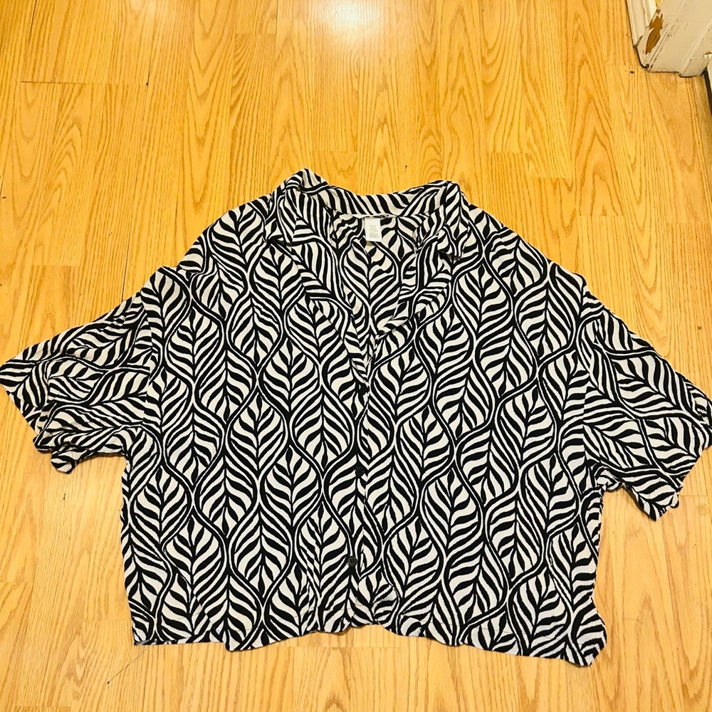 H &M Balck and White Leaf Print Women's Top sz XXL